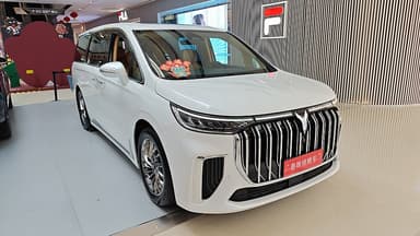 メイド理世 / Wikimedia Commons (CC BY-SA 4.0) Voyah Dream — фото