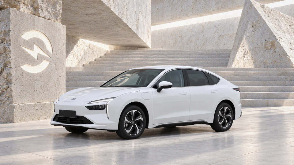 AmberAuto A5, вид спереди в три четверти, в студии Электроатласа