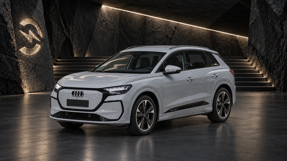 © Электроатлас · создано с помощью ИИ Audi Q4 e-tron, вид спереди в три четверти, в студии Электроатласа