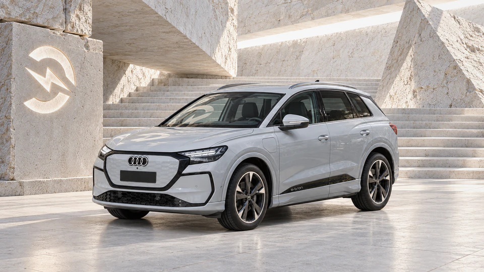 © Электроатлас · создано с помощью ИИ Audi Q4 e-tron, вид спереди в три четверти, в студии Электроатласа