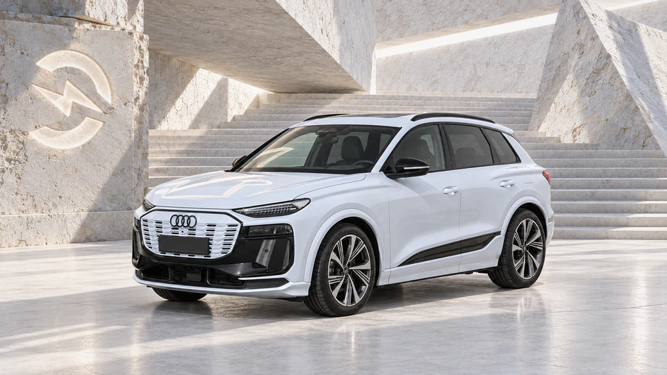 Audi Q6 e-tron, вид спереди в три четверти, в студии Электроатласа