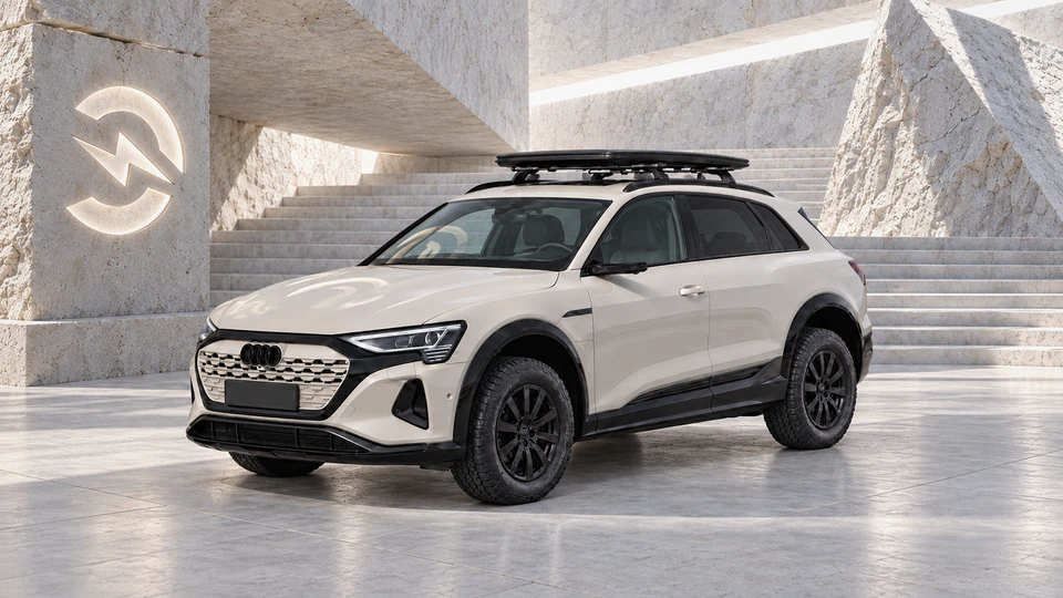 Audi Q8 e-tron, вид спереди в три четверти, в студии Электроатласа
