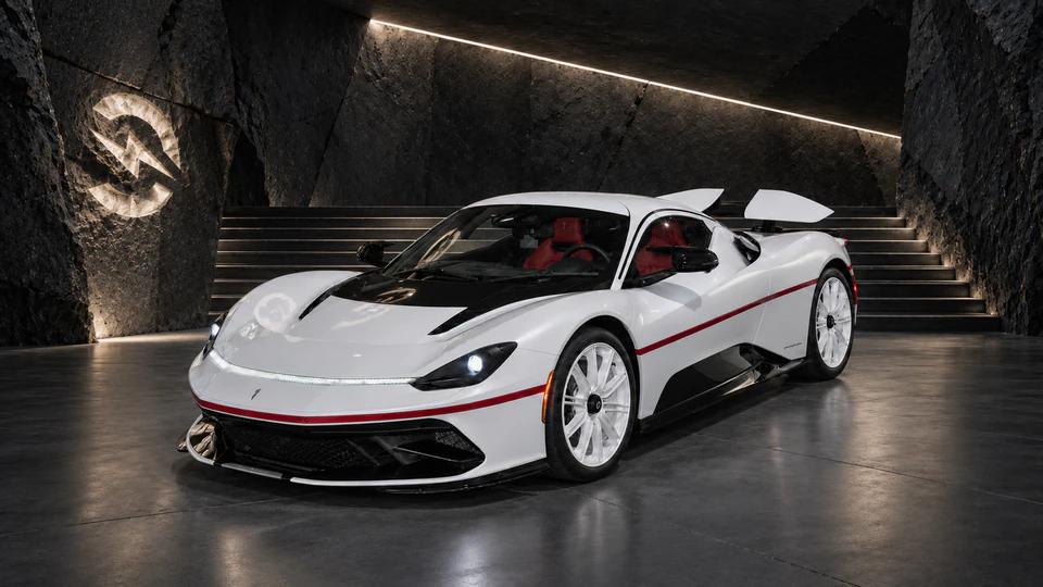 Pininfarina Battista, вид спереди в три четверти, в студии Электроатласа