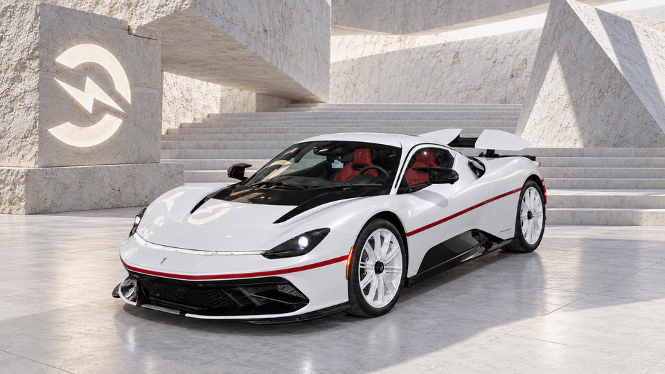 Pininfarina Battista, вид спереди в три четверти, в студии Электроатласа