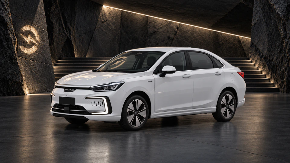 BAIC EU7, вид спереди в три четверти, в студии Электроатласа