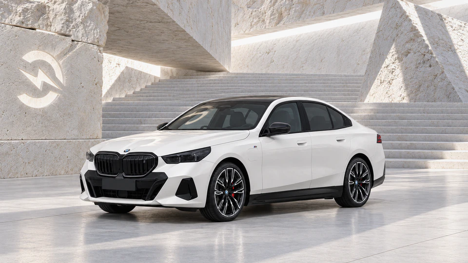 BMW i5, вид спереди в три четверти, в студии Электроатласа
