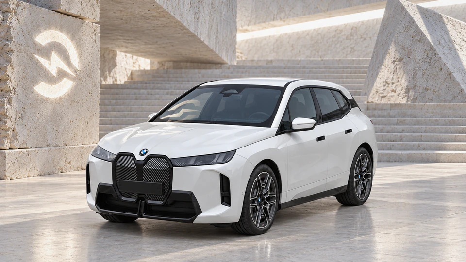 BMW iX, вид спереди в три четверти, в студии Электроатласа