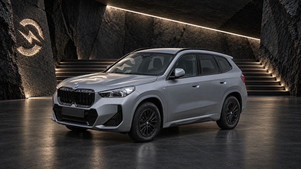 BMW iX1, вид спереди в три четверти, в студии Электроатласа