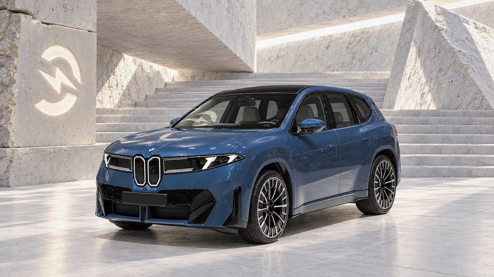 BMW iX3 (Neue Klasse), вид спереди в три четверти, в студии Электроатласа