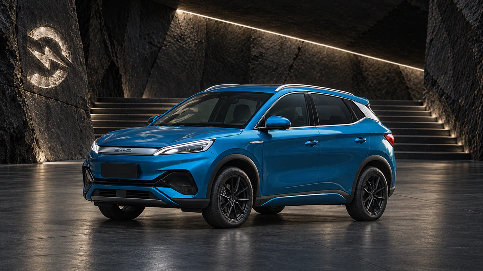 BYD Atto 3, вид спереди в три четверти, в студии Электроатласа