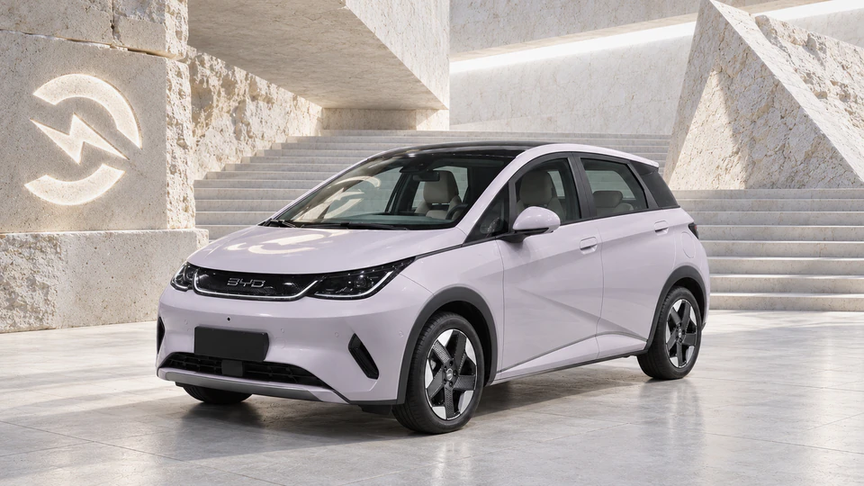 BYD Dolphin, вид спереди в три четверти, в студии Электроатласа