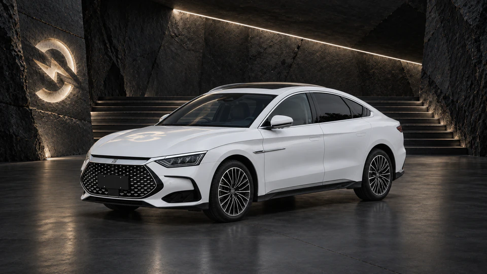 BYD Han DM-i, вид спереди в три четверти, в студии Электроатласа