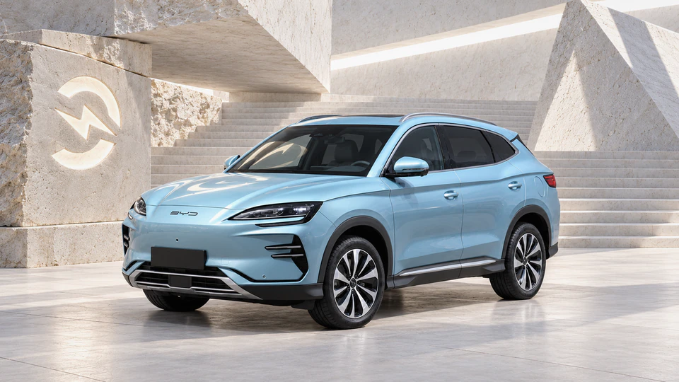 BYD Seal U, вид спереди в три четверти, в студии Электроатласа