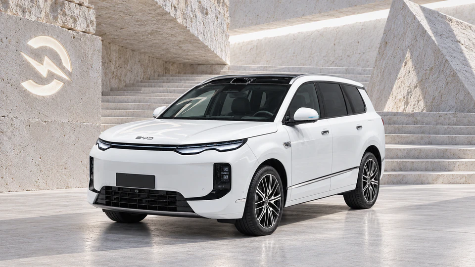 BYD Sealion 08, вид спереди в три четверти, в студии Электроатласа
