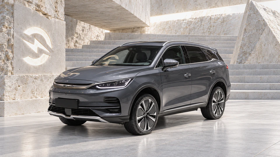 BYD Tang EV, вид спереди в три четверти, в студии Электроатласа