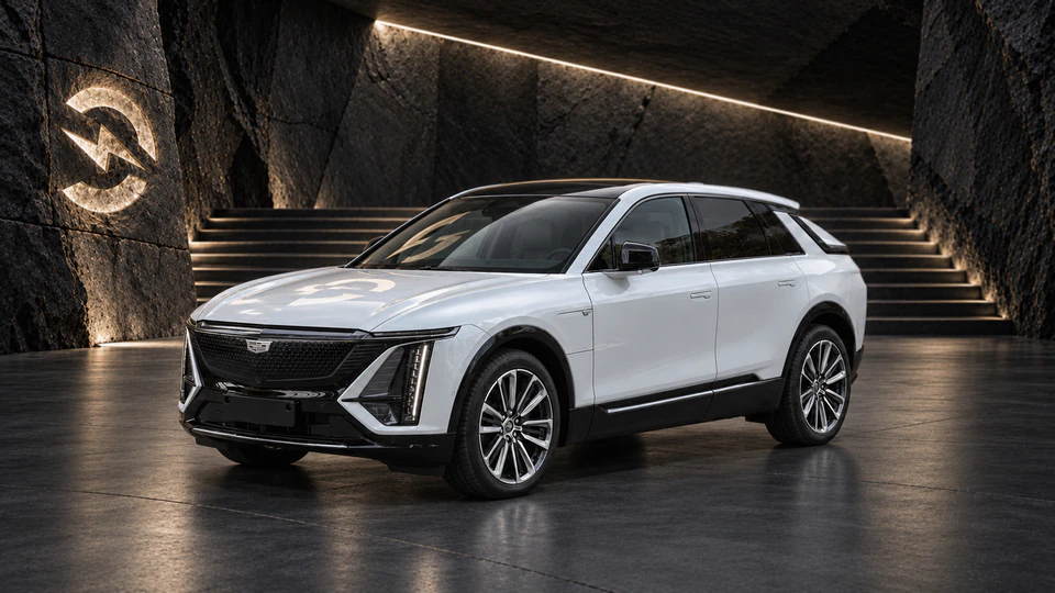 Cadillac Lyriq, вид спереди в три четверти, в студии Электроатласа