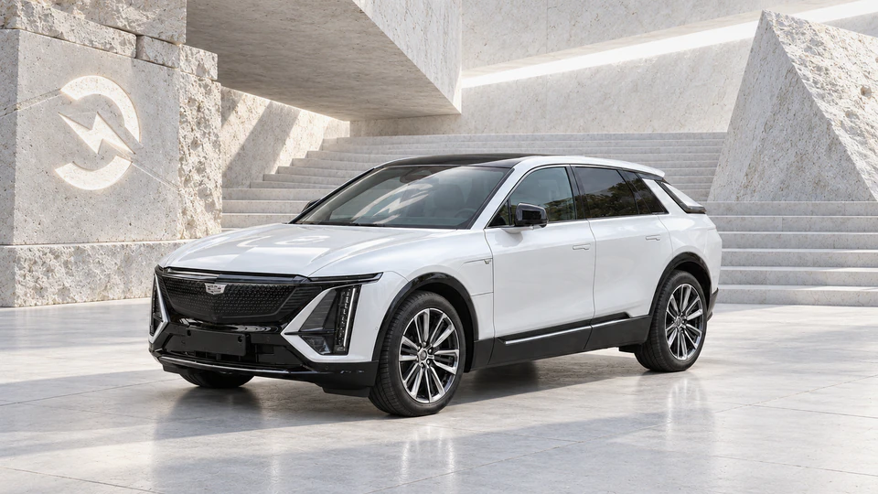 Cadillac Lyriq, вид спереди в три четверти, в студии Электроатласа
