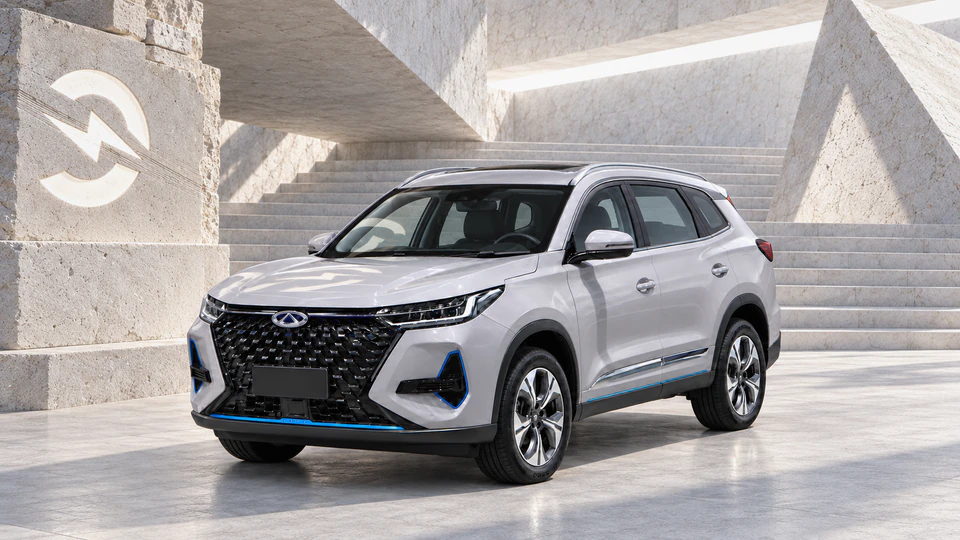 Chery Tiggo 8 Pro Plug-in Hybrid, вид спереди в три четверти, в студии Электроатласа