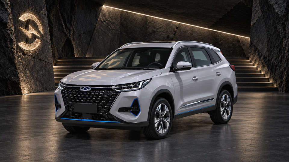 Chery Tiggo 8 Pro Plug-in Hybrid, вид спереди в три четверти, в студии Электроатласа