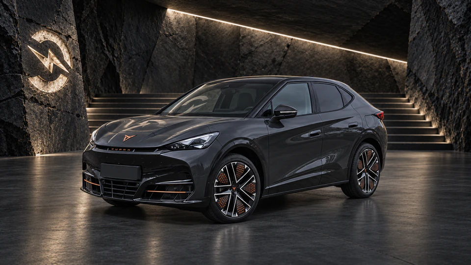CUPRA Tavascan, вид спереди в три четверти, в студии Электроатласа