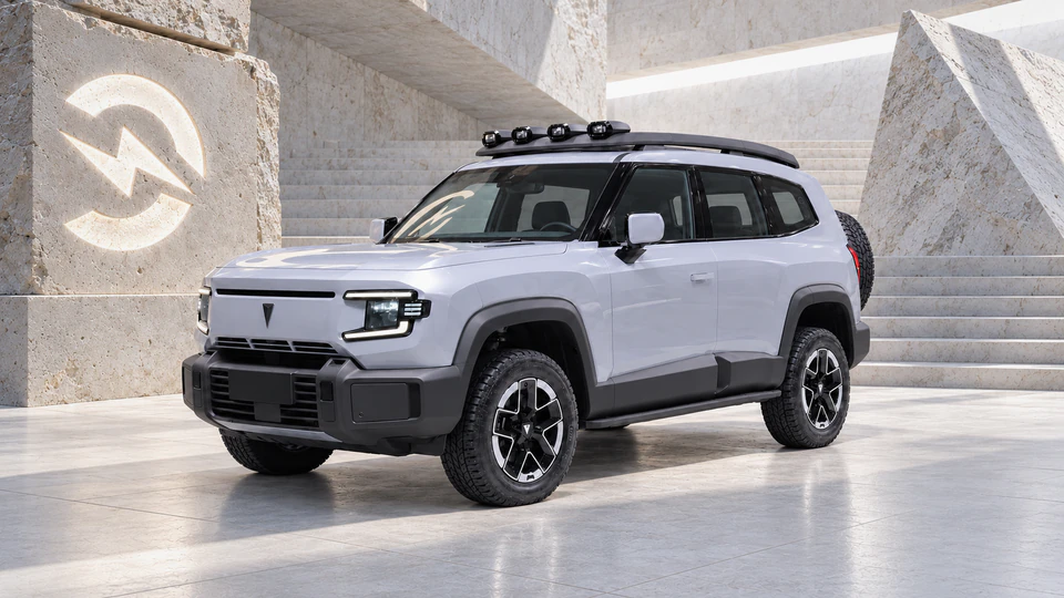 Deepal G318, вид спереди в три четверти, в студии Электроатласа