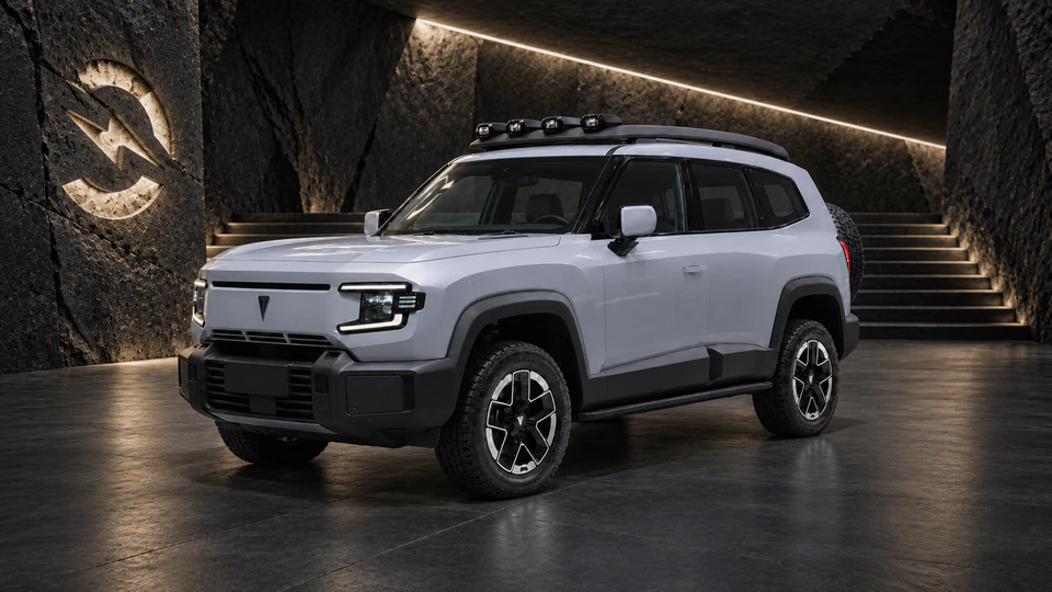 Deepal G318, вид спереди в три четверти, в студии Электроатласа