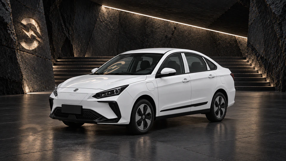 Dongfeng Aeolus E70, вид спереди в три четверти, в студии Электроатласа
