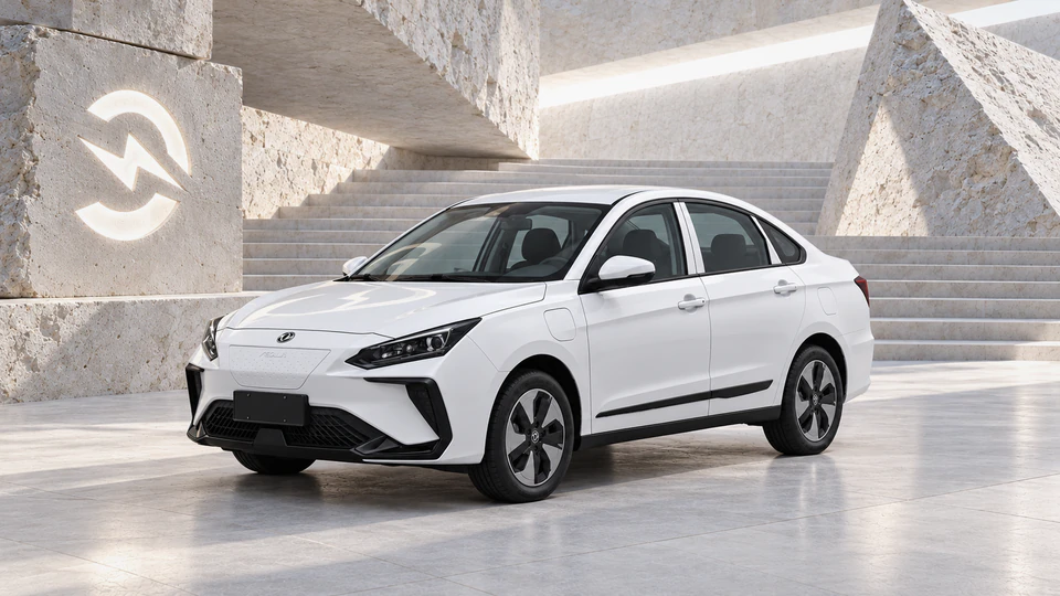 © Электроатлас · создано с помощью ИИ Dongfeng Aeolus E70, вид спереди в три четверти, в студии Электроатласа