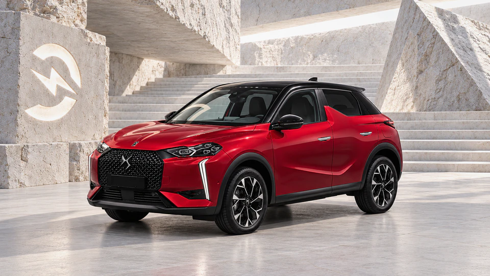 DS 3 E-Tense, вид спереди в три четверти, в студии Электроатласа