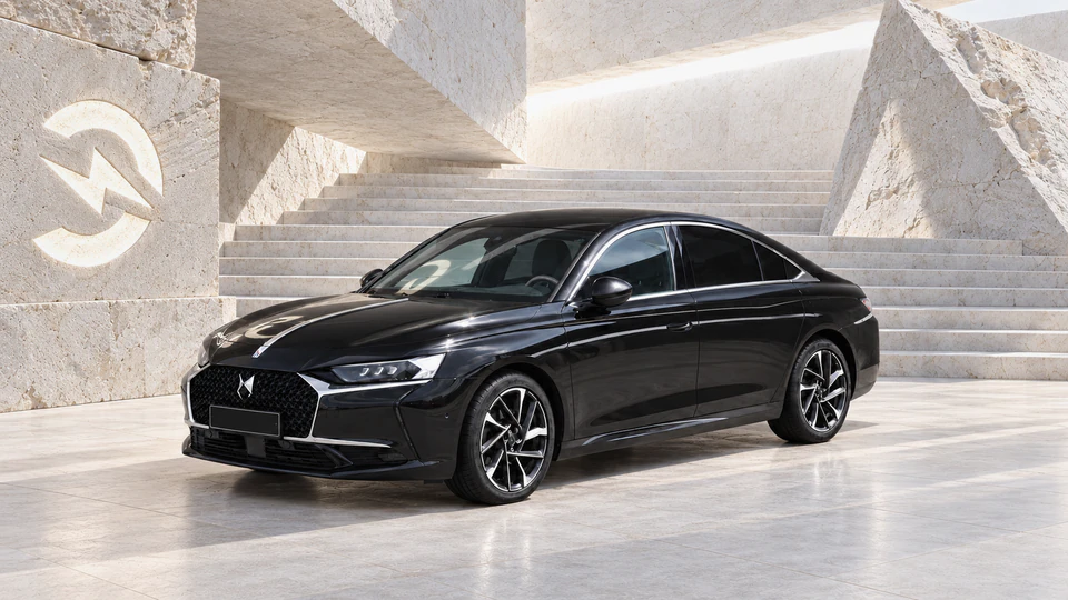 DS 9 E-Tense PHEV, вид спереди в три четверти, в студии Электроатласа