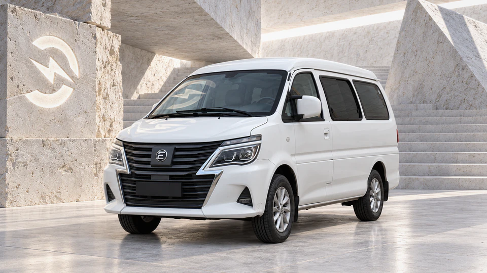 Evolute i-Van, вид спереди в три четверти, в студии Электроатласа