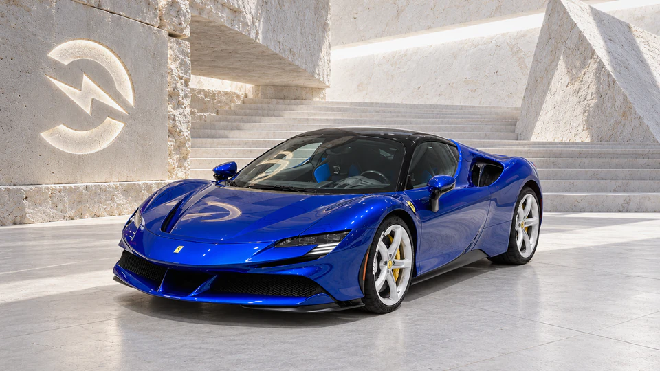 Ferrari SF90 Stradale, вид спереди в три четверти, в студии Электроатласа