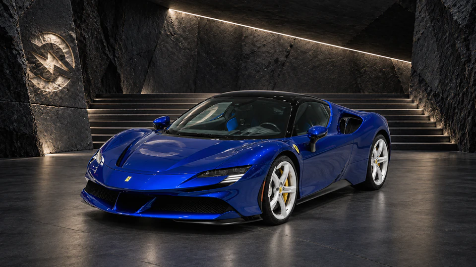 Ferrari SF90 Stradale, вид спереди в три четверти, в студии Электроатласа