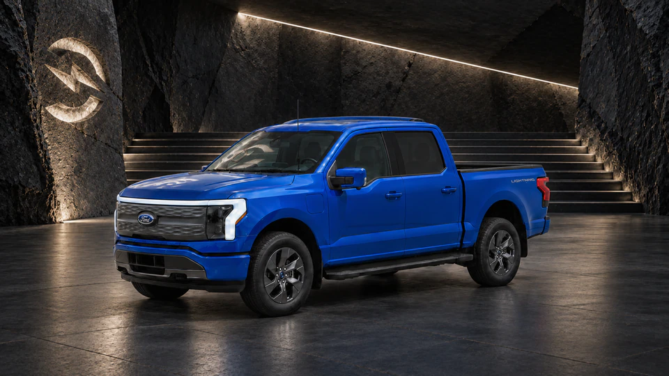 Ford F-150 Lightning, вид спереди в три четверти, в студии Электроатласа