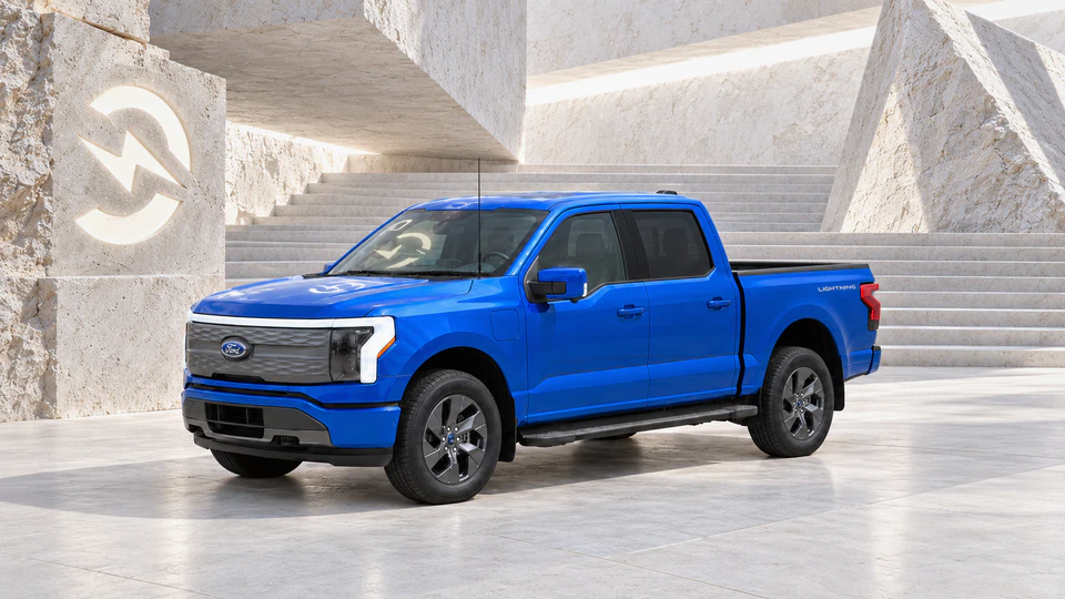 Ford F-150 Lightning, вид спереди в три четверти, в студии Электроатласа