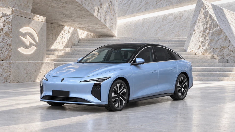 Forthing Xinghai S7, вид спереди в три четверти, в студии Электроатласа