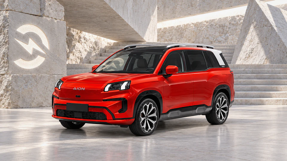 GAC Aion V, вид спереди в три четверти, в студии Электроатласа