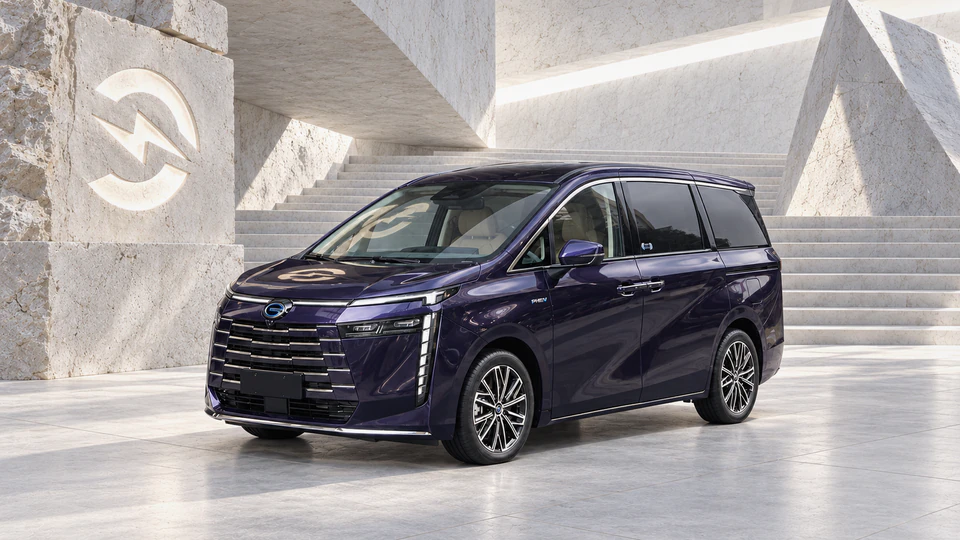 GAC Trumpchi E8, вид спереди в три четверти, в студии Электроатласа