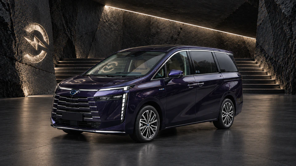 GAC Trumpchi E8, вид спереди в три четверти, в студии Электроатласа