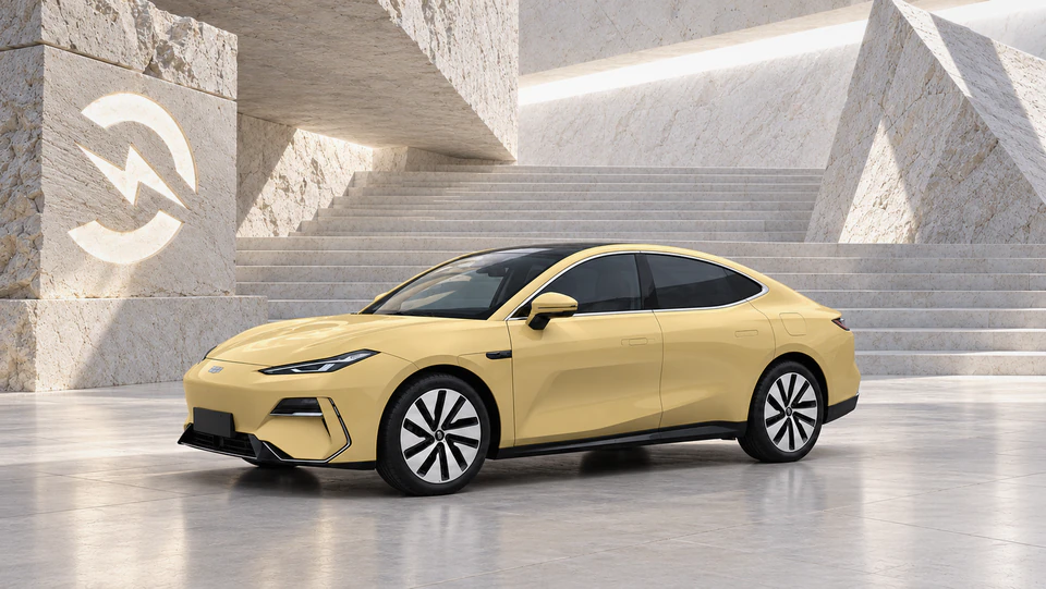 Geely Galaxy E8, вид спереди в три четверти, в студии Электроатласа