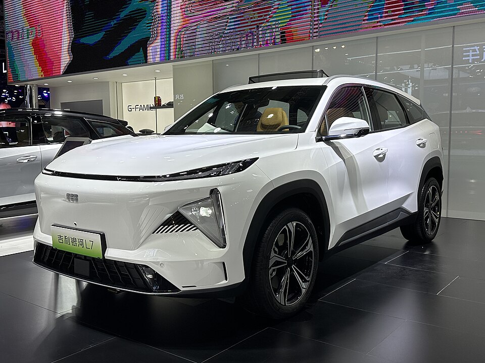 JustAnotherCarDesigner / Wikimedia Commons (CC BY-SA 4.0) Geely Galaxy L7 — фото