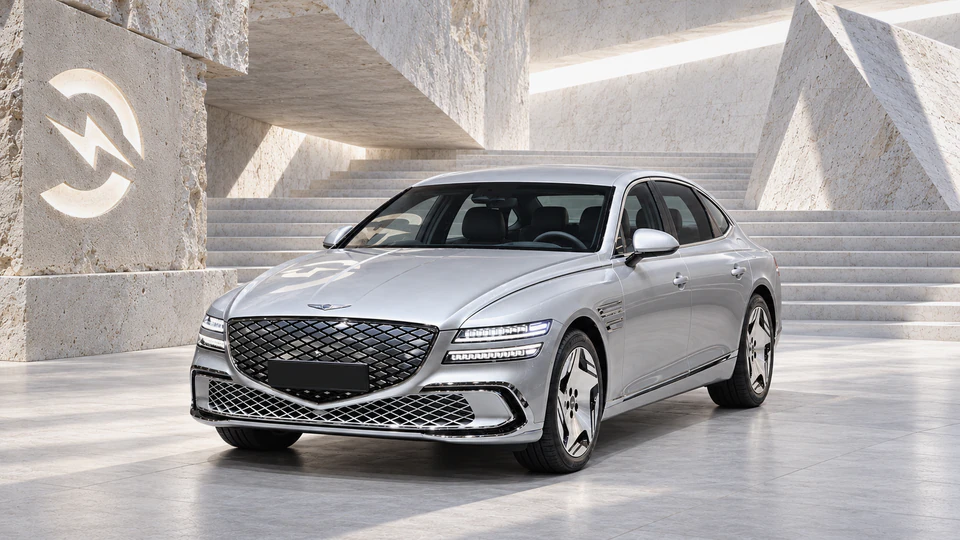 Genesis Electrified G80, вид спереди в три четверти, в студии Электроатласа