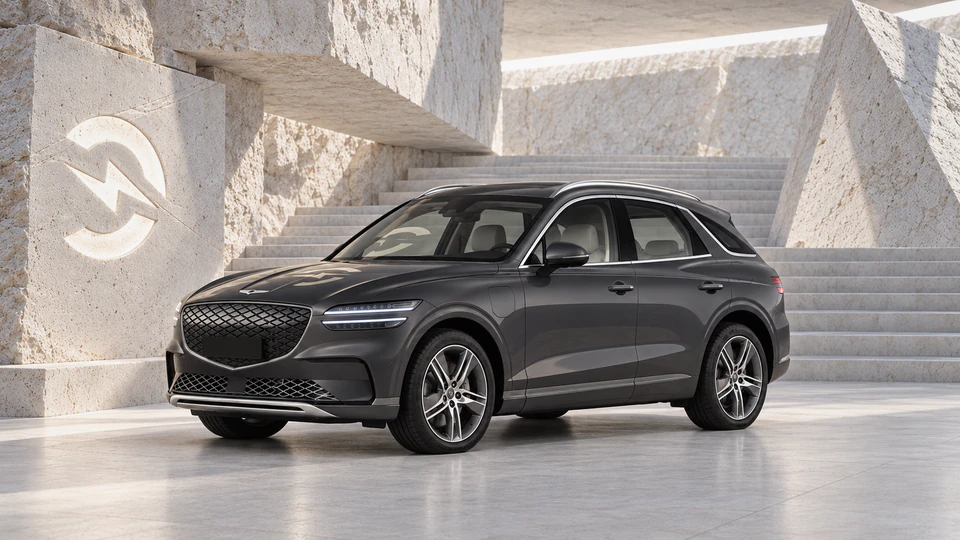 Genesis Electrified GV70, вид спереди в три четверти, в студии Электроатласа