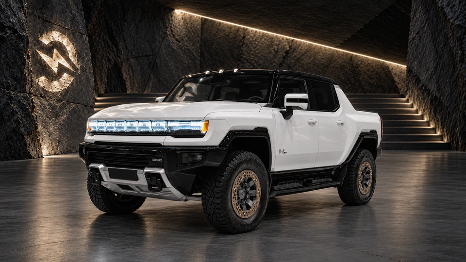 GMC Hummer EV Pickup, вид спереди в три четверти, в студии Электроатласа