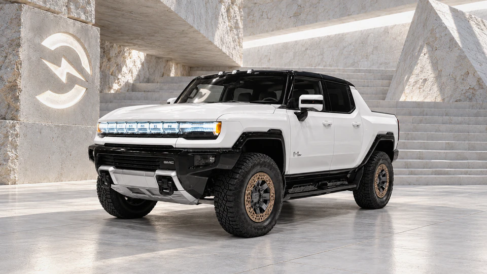 GMC Hummer EV Pickup, вид спереди в три четверти, в студии Электроатласа