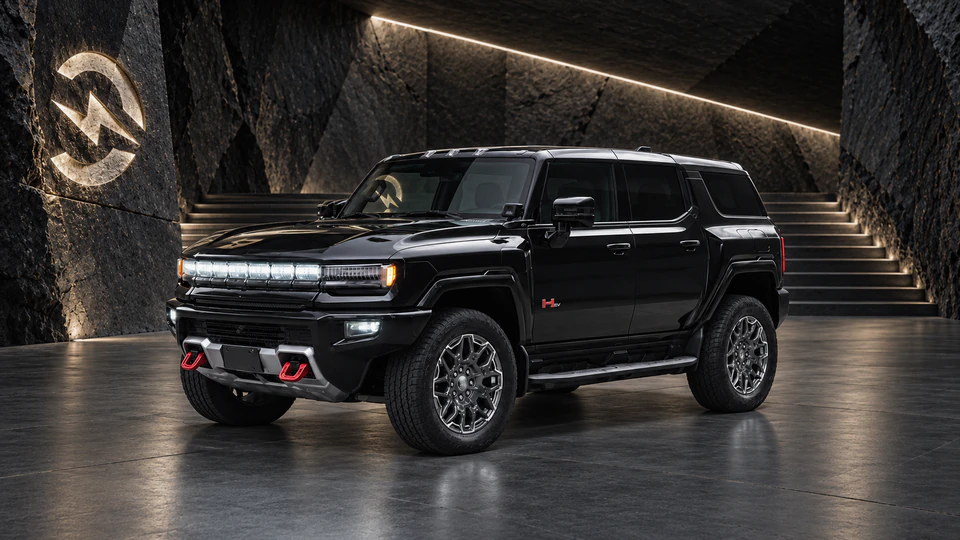 GMC Hummer EV SUV, вид спереди в три четверти, в студии Электроатласа