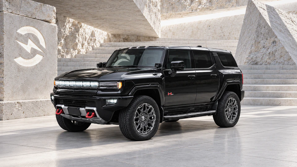 GMC Hummer EV SUV, вид спереди в три четверти, в студии Электроатласа