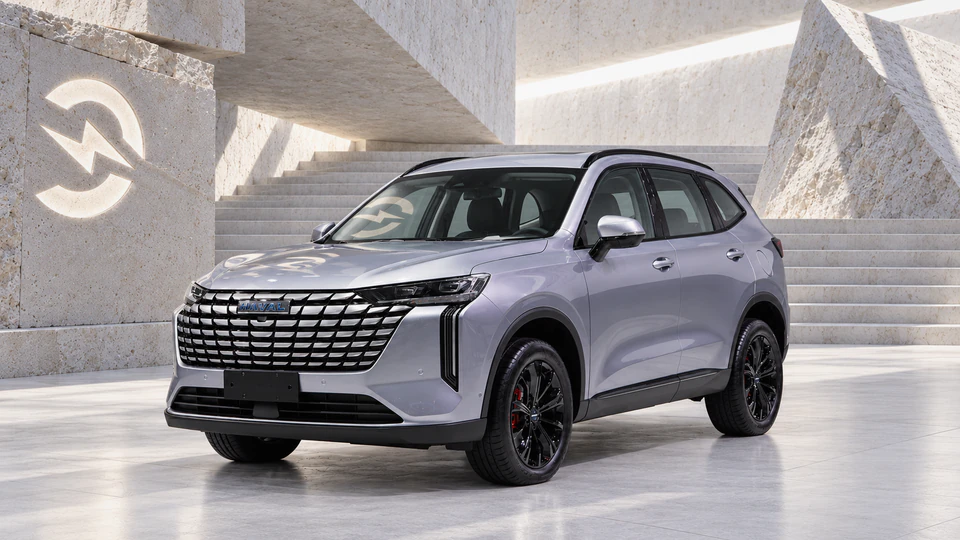 Haval H6 PHEV (Hi4), вид спереди в три четверти, в студии Электроатласа