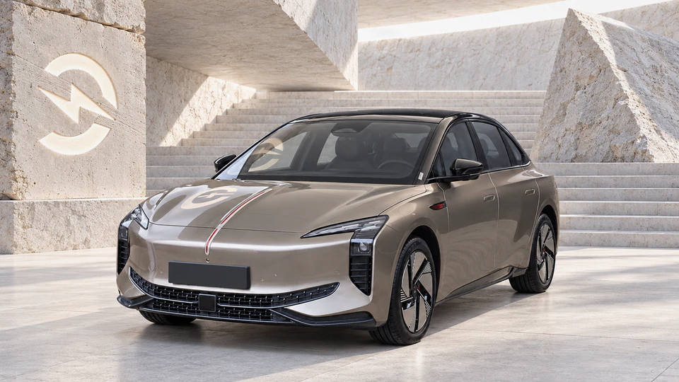 Hongqi EH7, вид спереди в три четверти, в студии Электроатласа