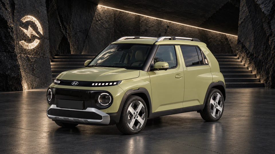 Hyundai Casper Electric (Inster), вид спереди в три четверти, в студии Электроатласа